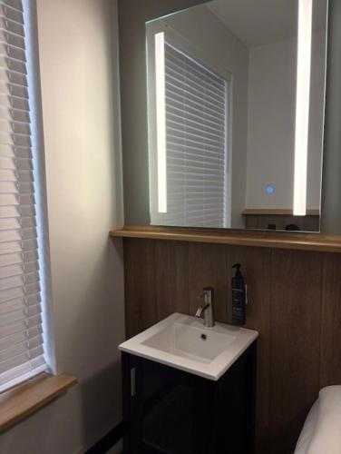 Habitación Individual Estándar con baño compartido del hotel Americana Inn. Foto 7