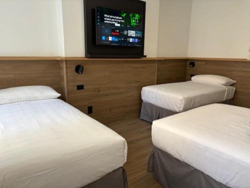 Habitación Cuádruple con baño compartido del hotel Americana Inn. Foto 1