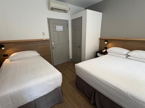 Habitación Cuádruple con baño compartido del hotel Americana Inn. Foto 2