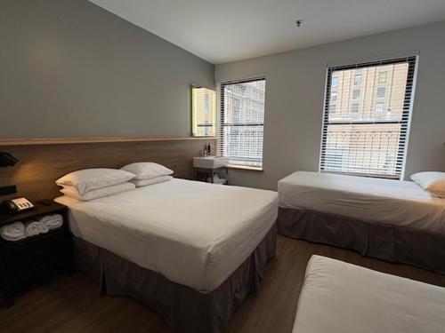 Habitación Cuádruple con baño compartido del hotel Americana Inn. Foto 3