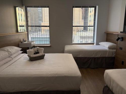 Habitación Cuádruple con baño compartido del hotel Americana Inn. Foto 5