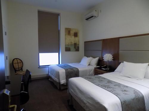 Habitación Cuádruple con baño privado del hotel Americana Inn. Foto 2