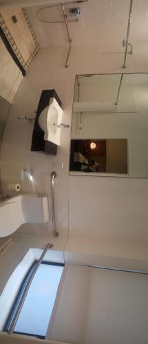 Habitación Cuádruple con baño privado del hotel Americana Inn. Foto 4