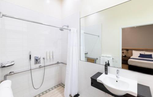 Habitación Cuádruple con baño privado del hotel Americana Inn. Foto 9