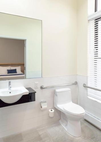 Habitación Cuádruple con baño privado del hotel Americana Inn. Foto 10