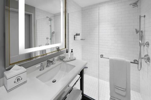 Habitación Doble Clásica con 2 camas dobles del hotel InterContinental The Barclay New York. Foto 3