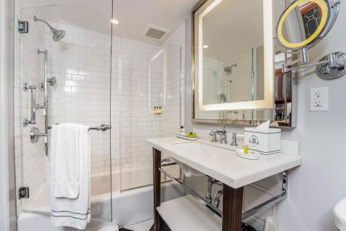 Habitación Doble Clásica con 2 camas dobles del hotel InterContinental The Barclay New York. Foto 1