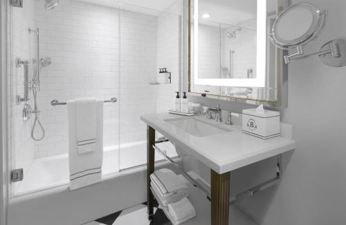 Habitación Doble Clásica con 2 camas dobles del hotel InterContinental The Barclay New York. Foto 6