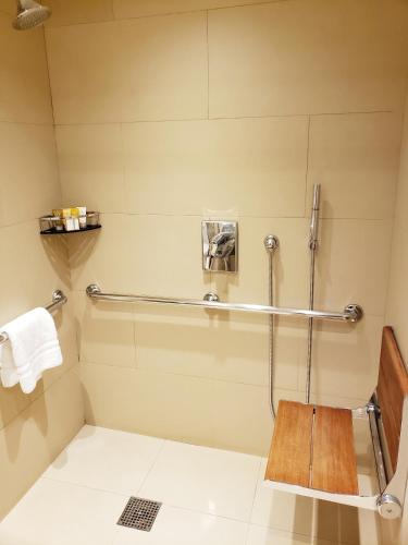 Habitación Doble con 2 camas dobles adaptada para personas con movilidad reducida del hotel Belvedere. Foto 4