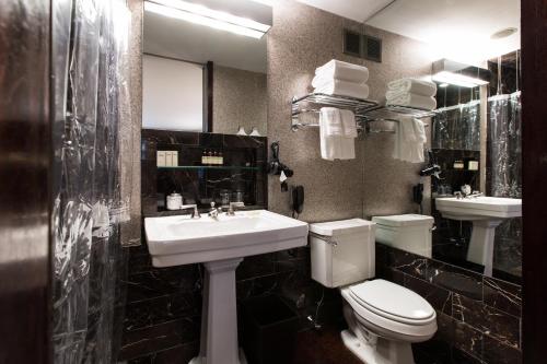 Dos habitaciones comunicadas - Camas grandes del hotel City Club. Foto 2