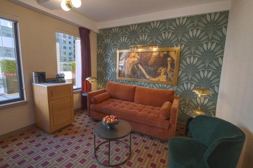 Suite Marquee con cama extragrande y terraza del hotel Edison