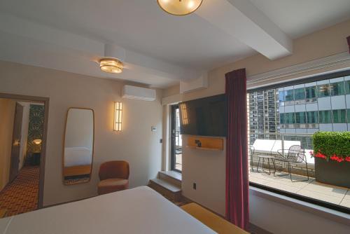Suite Marquee con cama extragrande y terraza del hotel Edison. Foto 2