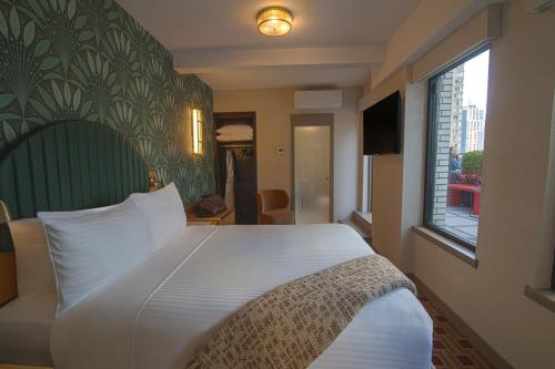 Suite Marquee con cama extragrande y terraza del hotel Edison. Foto 4