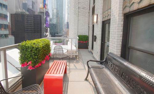 Suite Thomas Edison de 2 dormitorios con 2 camas queen y terraza del hotel Edison. Foto 5