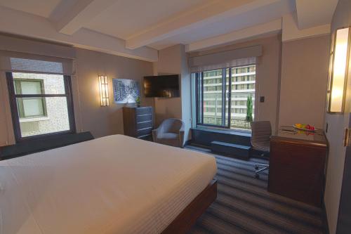 Habitación Signature con terraza del hotel Edison. Foto 1