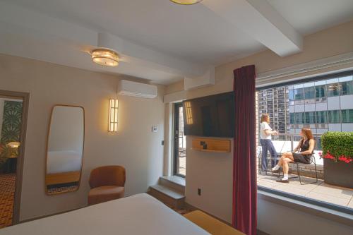 Suite Marquee con cama extragrande y terraza del hotel Edison. Foto 5