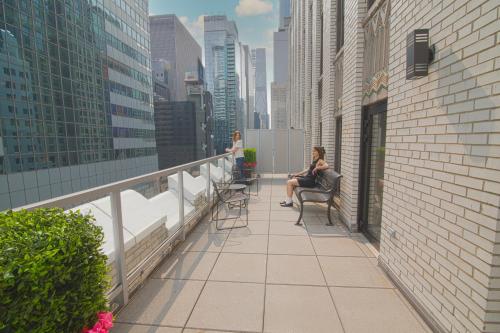 Suite Marquee con cama extragrande y terraza del hotel Edison. Foto 6