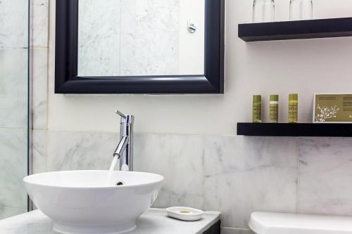 Habitación con cama grande del hotel Eurostars Wall Street. Foto 1