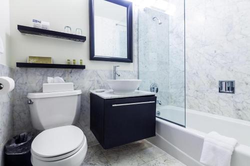 Habitación Deluxe del hotel Eurostars Wall Street. Foto 3