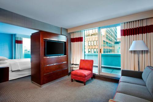 Suite Chelsea de 1 dormitorio con cama extragrande y sofá cama - Planta superior del hotel Four Points Sheraton Manhattan Chelsea. Foto 1