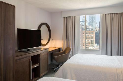Habitación con 2 camas grandes y vistas a la ciudad del hotel Hampton Inn Manhattan - Chelsea. Foto 3