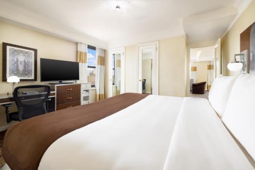 Suite con cama grande del hotel The New Yorker, a Lotte Hotel