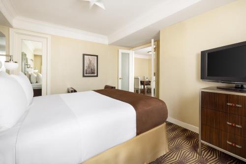 Suite con cama grande del hotel The New Yorker, a Lotte Hotel. Foto 1