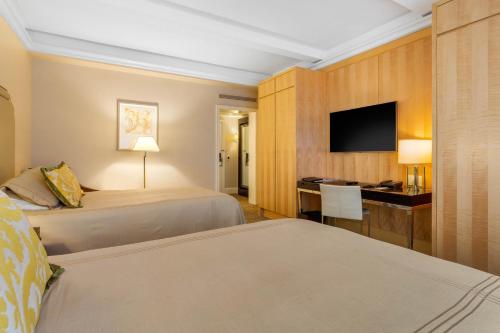 Habitación Premier apta para personas con movilidad reducida - 2 camas dobles del hotel Omni Berkshire Place. Foto 7