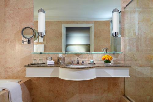 Habitación Premier con vistas a la ciudad - 2 camas dobles del hotel Omni Berkshire Place. Foto 2