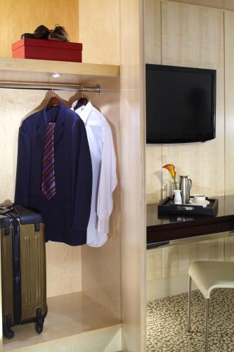 Habitación Premier con vistas a la ciudad - 2 camas dobles del hotel Omni Berkshire Place. Foto 3