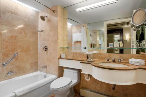 Habitación Premier con vista a la ciudad - 1 cama King del hotel Omni Berkshire Place. Foto 2