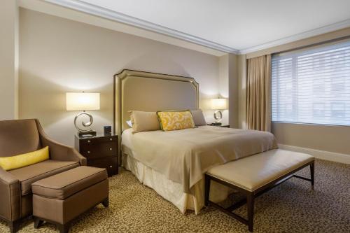 Habitación Premier con vista a la ciudad - 1 cama King del hotel Omni Berkshire Place. Foto 4