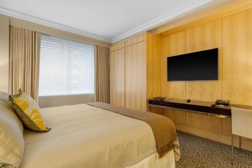 Alojamiento Deluxe - 1 cama extragrande y ducha a ras de suelo - Adaptada para personas de movilidad reducida del hotel Omni Berkshire Place. Foto 1