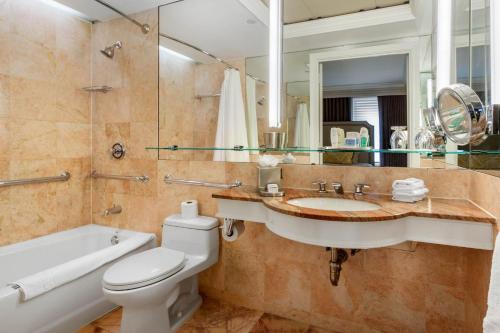 Habitación Executive con cama King del hotel Omni Berkshire Place. Foto 3