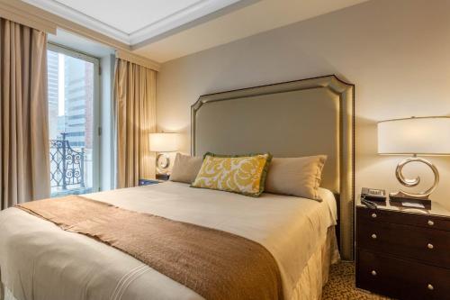 Habitación Premier con vistas al perfil urbano - 1 cama extragrande del hotel Omni Berkshire Place. Foto 6