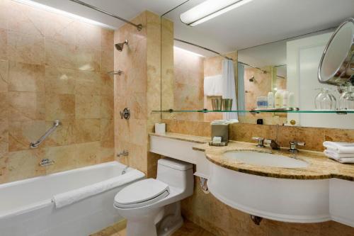 Habitación Premier Executive - 1 cama King con terraza del hotel Omni Berkshire Place. Foto 3