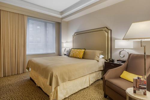 Alojamiento Deluxe - 1 cama extragrande y ducha a ras de suelo - Adaptada para personas de movilidad reducida del hotel Omni Berkshire Place. Foto 6