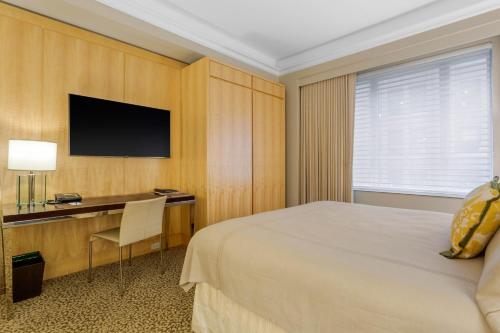 Habitación Deluxe King ADA del hotel Omni Berkshire Place. Foto 2