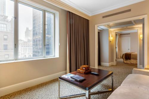 Suite Rockefeller con terraza - 1 cama King del hotel Omni Berkshire Place. Foto 2