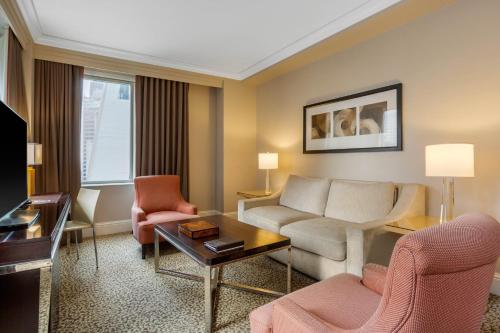 Suite 5ª Avenida - 1 cama King y terraza del hotel Omni Berkshire Place. Foto 2