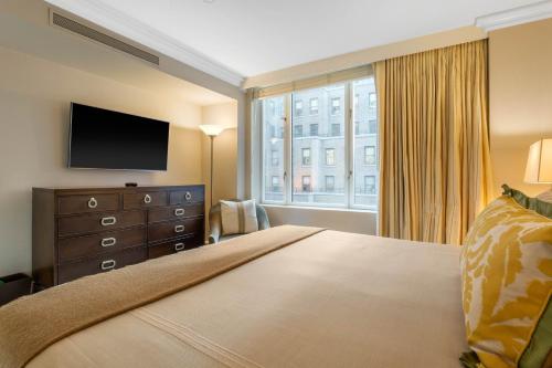 Suite Catedral - 1 cama King del hotel Omni Berkshire Place. Foto 1