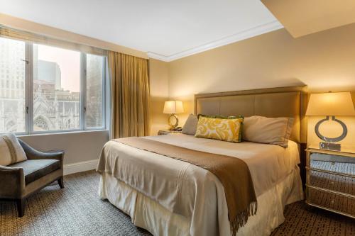 Suite Catedral - 1 cama King del hotel Omni Berkshire Place. Foto 3