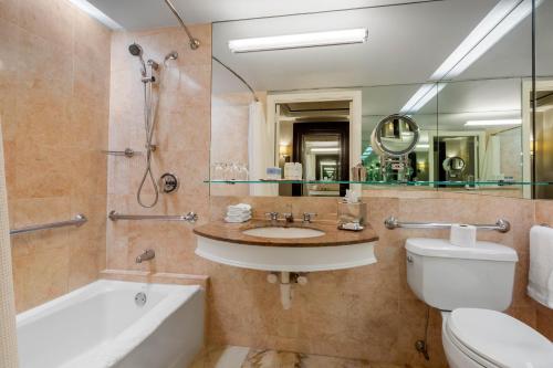 Habitación Premier apta para personas con movilidad reducida - 2 camas dobles del hotel Omni Berkshire Place. Foto 2