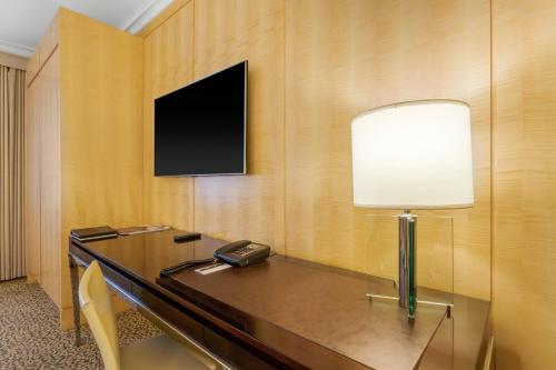 Habitación Premier con cama extragrande y vistas a la ciudad del hotel Omni Berkshire Place. Foto 3