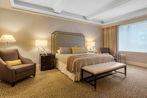 Habitación Premier con cama extragrande y vistas a la ciudad del hotel Omni Berkshire Place. Foto 5