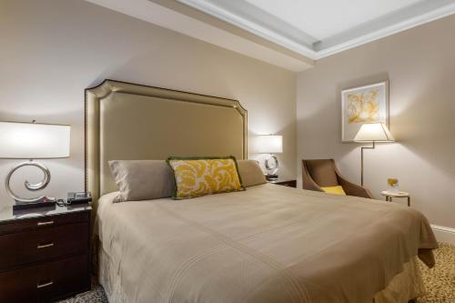 Alojamiento Deluxe - 1 cama extragrande y ducha a ras de suelo - Adaptada para personas de movilidad reducida del hotel Omni Berkshire Place