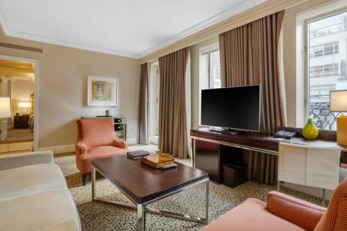 Suite 5ª Avenida con 1 cama extragrande y terraza del hotel Omni Berkshire Place