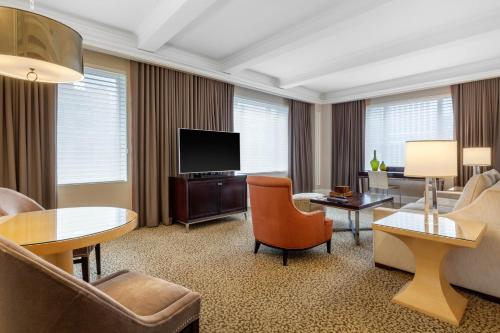 Suite con cama extragrande del hotel Omni Berkshire Place. Foto 5