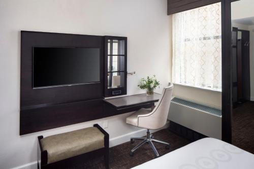 Habitación con cama grande del hotel Park South. Foto 1