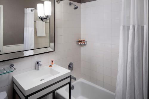 Habitación con cama extragrande del hotel Park South